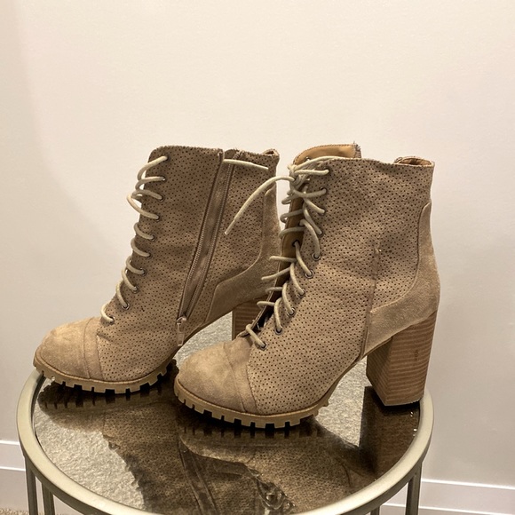 Beige booties - Picture 2 of 3